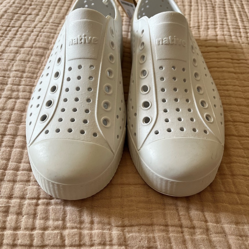 NWT Native Jefferson White Slip-On Shoes waterproof Women’s Size 7 - Picture 5 of 6